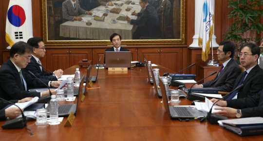 이주열 한국은행 총재가 12일 오전 서울 중구 남대문로 한국은행 본점에서 열린 금융통화위원회 회의에서 생각에 잠겨있다.